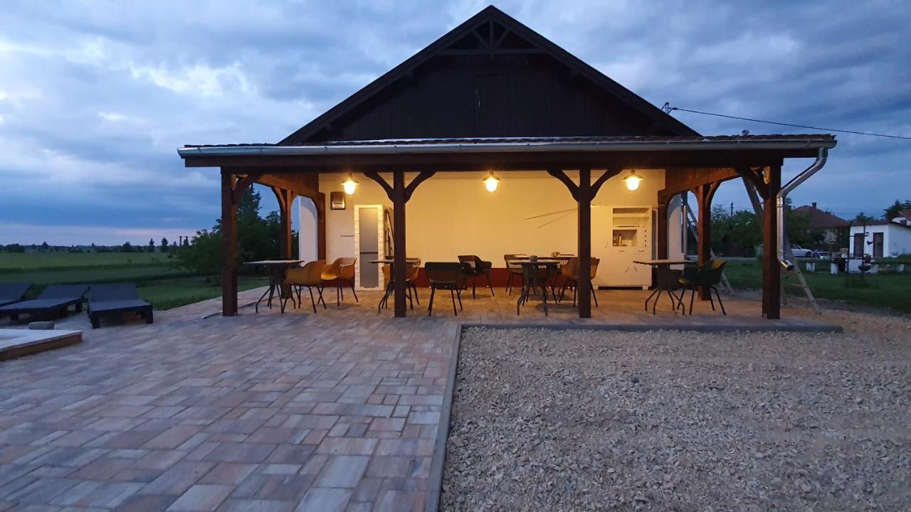Tisza White House Bed & Breakfast Tiszaszolos ภายนอก รูปภาพ