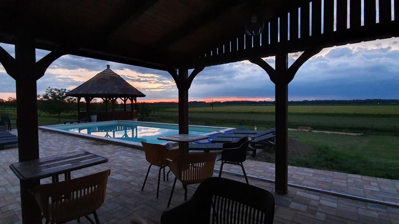 Tisza White House Bed & Breakfast Tiszaszolos ภายนอก รูปภาพ
