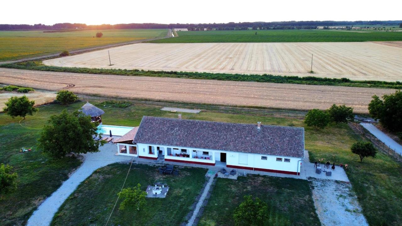 Tisza White House Bed & Breakfast Tiszaszolos ภายนอก รูปภาพ