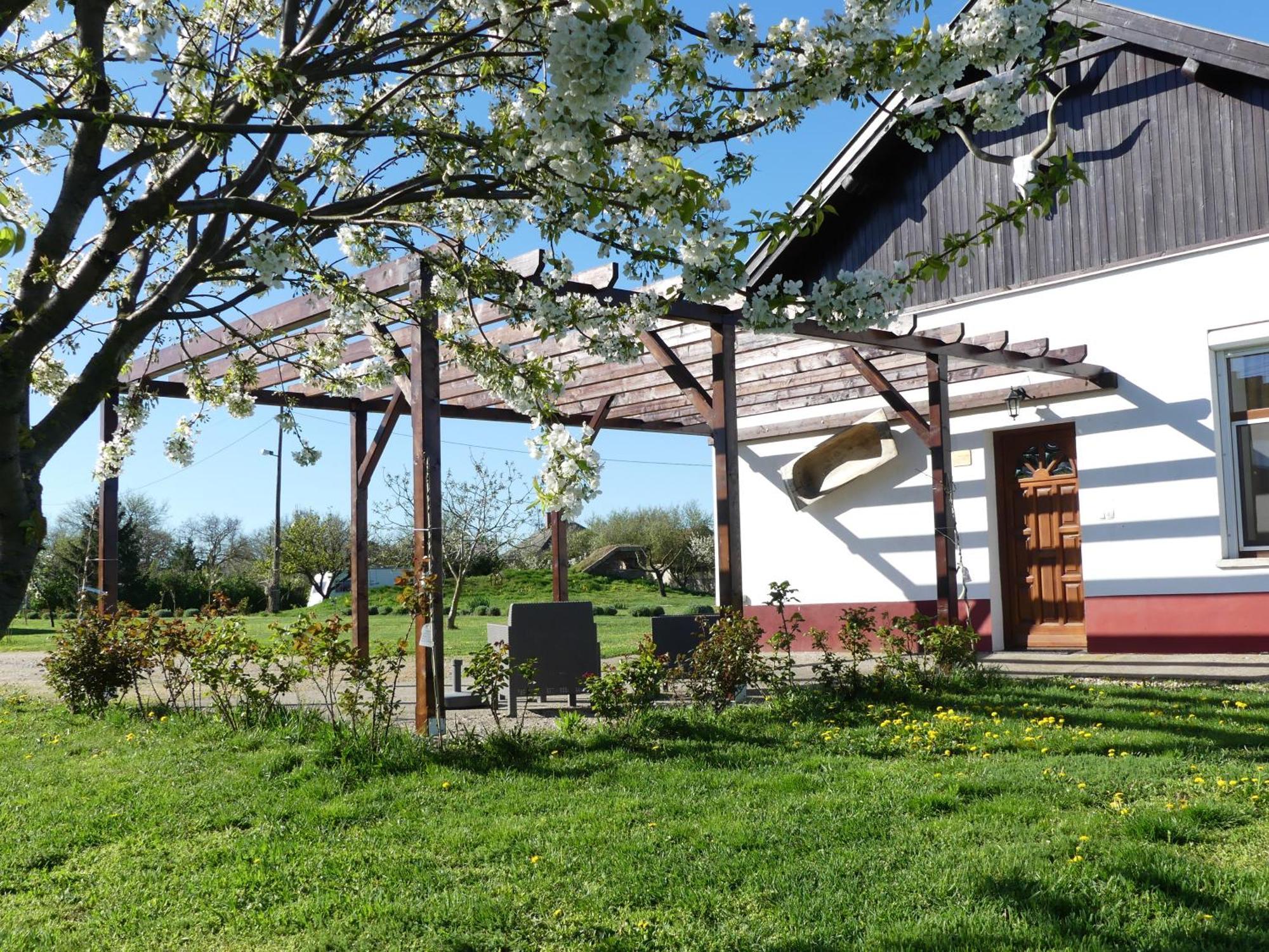Tisza White House Bed & Breakfast Tiszaszolos ภายนอก รูปภาพ